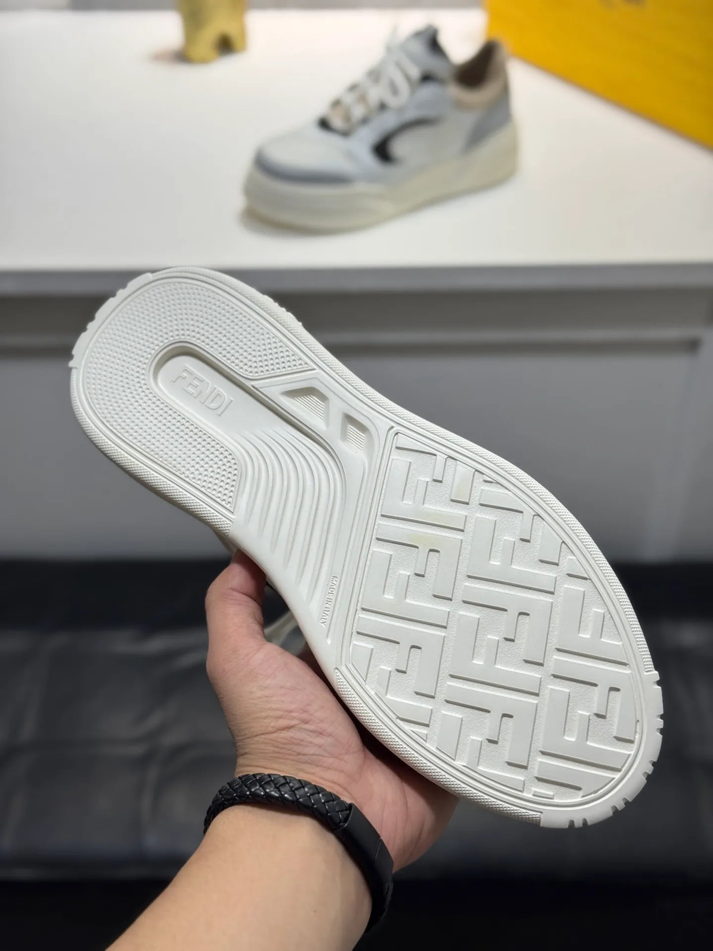 Men's men's shoes 💰560 [New style] 🦥🦥FENDI Fendi high version latest Force series calfskin FF mesh round toe thick sole low-top sports sneakers, these Force lace-up low-top shoes. Made of white full-grain leather and white and brown smooth leather. Padded. Brown FF jacquard and yellow technical fabric details. Lightweight and thick white sole with FF pattern details on the toe and heel ✔️Fabric: Imported first-layer cowhide breathable mesh ✔️Inner lining: Customized breathable mesh ✔️Sole: Open-molded rubber foam material ✔️Sole thickness: 7CM Size: #Men's 38-44 (45 is custom-made and cannot be returned or exchanged